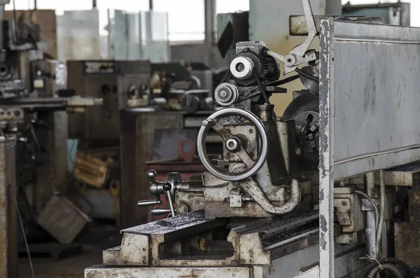 Włączanie urządzenia stara fabryka maszyn — Zdjęcie stockowe