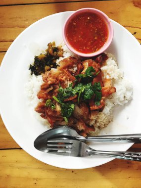 Kırmızı domuz ve pirinç