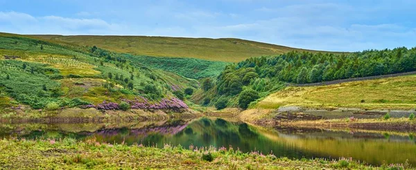 Yaz aylarında Butterley baraj gölünün geniş açılı görünümü