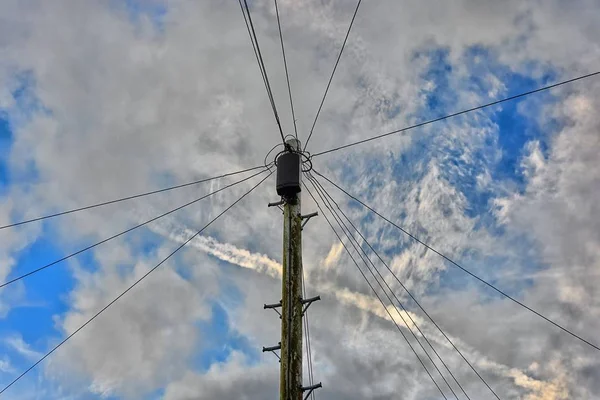 Câbles de télécommunications aériens — Photo