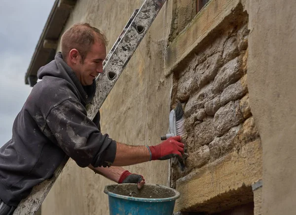 Bina yenileme - bir duvar hazırlanıyor