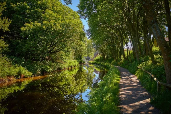 Kanal ve Kuzey İngiltere'nin Towpath. Kanal ağı bir kez ana atardamar Ürünler Sanayi Devrimi İngiltere'de etkin taşıma sistemi sağlanan..