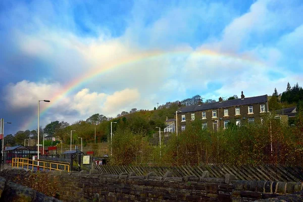 Gökkuşağının üstünde kırsal köy tren istasyonu. Yorkshire, İngiltere.