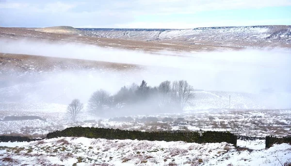 Misty Pennine kışın Moors      