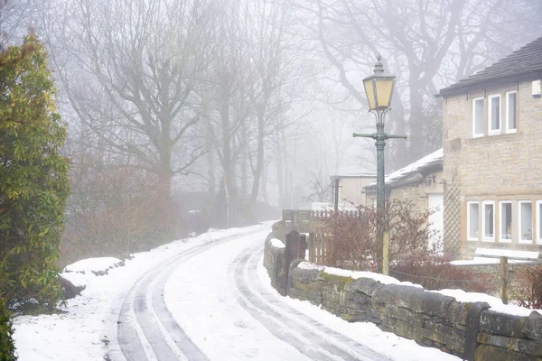 Sessiz kış kar ve sis ile sokak sahne.