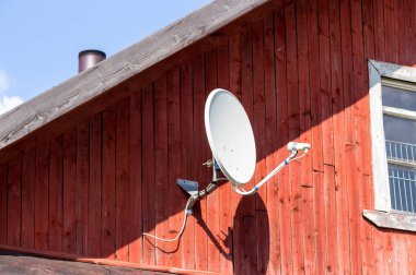 Uydu çanağı ev ahşap duvara monte
