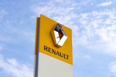 Veliky Novgorod, Rusya - 23 Ağustos 2019: Fransız üretici Renault 'nun bir araba galerisinin bir yaz gününe karşı imzası.