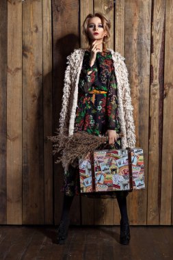 Ahşap arka plan üzerinde trendy genç kadınla