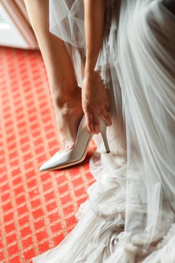 gelini güzel beyaz ayakkabı