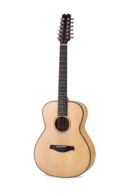 Beyaz arkaplanda akustik gitar