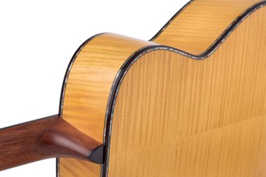 beyaz zemin üzerine geri gitar