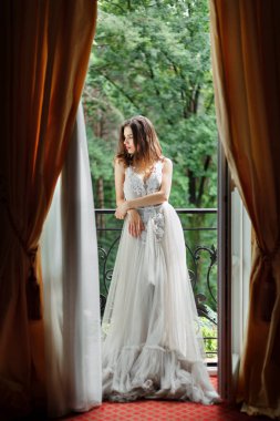 Gelin pencerenin duruyor