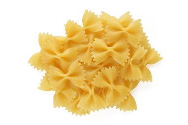 Beyaz arka plan üzerinde makarna farfalle