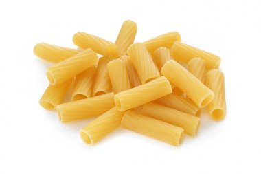 Makarna tortiglioni beyaz arka plan üzerinde