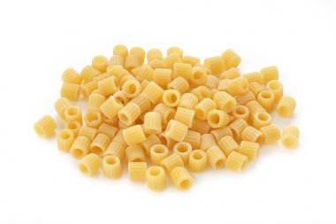 makarna ditalini beyaz arka plan üzerinde