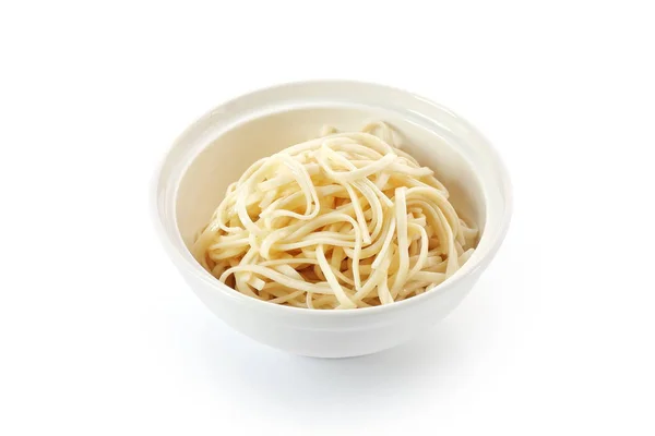 Fideos udon japoneses sobre fondo blanco — Foto de Stock