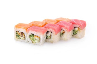 Suşi salatalık somon balığı tuna üzerinde beyaz bir arka plan ile