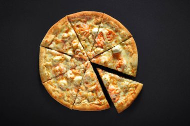 siyah taş zemin üzerine karides domates peynirli pizza