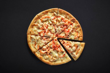 Hawai pizza siyah taş zemin üzerine izole