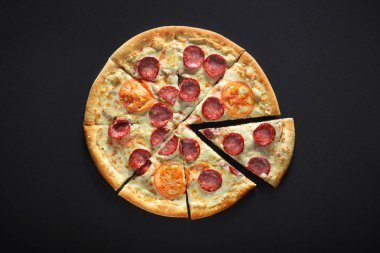biber, domates, karbonat, siyah taş zemin üzerine Mozzarella peyniri ile ev pizza