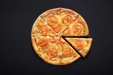 Pizza margarita domates, siyah taş zemin üzerine peynir Mozzarella