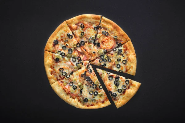 Pizza barbecue con olive cornichoni mozzarella di peperoni su fondo pietra nera — Foto Stock