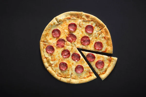 Pizza peperoni no fundo de pedra preta — Fotografia de Stock