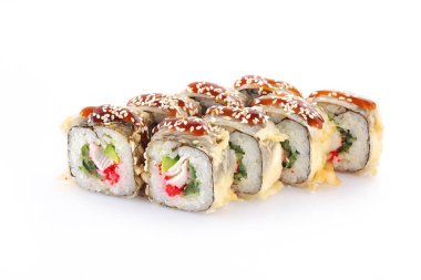 suşi california izole beyaz zemin üzerine sıcak