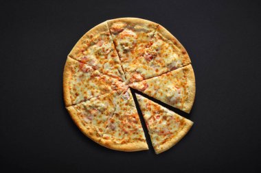 Peynir jambon ve siyah bir taş zemin üzerine domates pizza