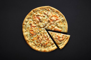 Tavuk peynir ve siyah bir taş zemin üzerine domates pizza