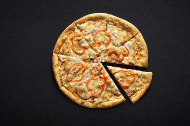 Jambon biber ve siyah bir taş zemin üzerine peynir pizza