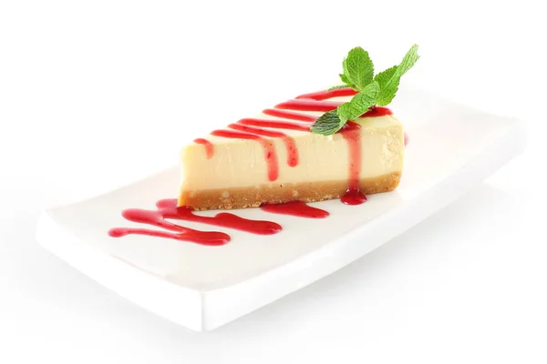 Tarta de queso con hojas de menta sobre un fondo blanco — Foto de Stock