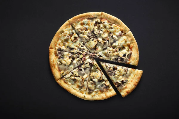 Pizza con carne picada cruda sobre un fondo de piedra negra —  Fotos de Stock