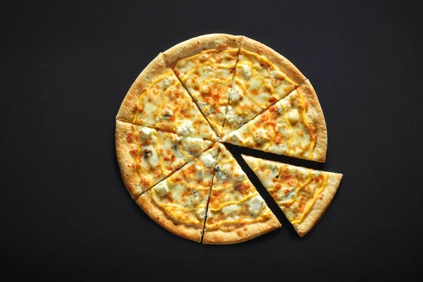 Pizza con formaggio feta parmigiano mozzarella dor blu su fondo di pietra nera — Foto Stock