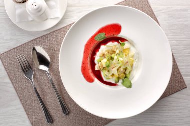 Beyaz ahşap zemin üzerinde meyve ile ev yapımı yoğurt