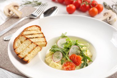 Beyaz ahşap zemin üzerinde patates püresi