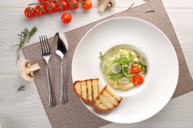 Beyaz ahşap zemin üzerinde patates püresi