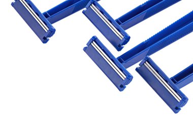 İzole bir beyaz arka plan üzerinde izole tek kullanımlık tıraş makinesi