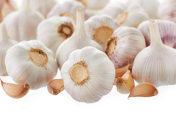 Hintergrund von Knoblauch viel Knoblauch auf weißem Hintergrund — Stockfoto