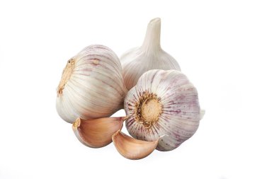 Beyaz arka plan izole kafasına taze sarımsak