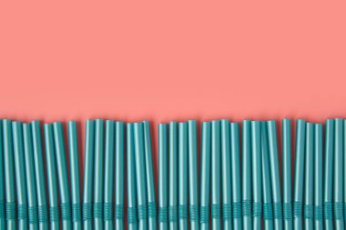 Bayram afişi, kokteyl barı. Pembe arka planda kokteyl tüpleri.