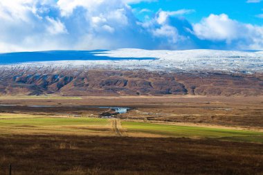 İzlanda 'da güzel sonbahar renkleriyle Godafoss şelalesi