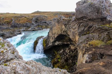 İzlanda 'da güzel sonbahar renkleriyle Godafoss şelalesi