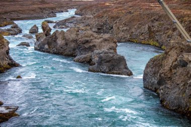 İzlanda 'da güzel sonbahar renkleriyle Godafoss şelalesi