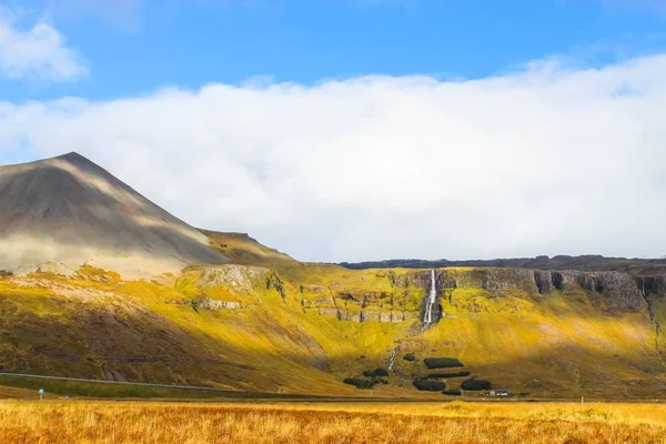 Καταρράκτη στην Ισλανδία κατά το φθινόπωρο — Φωτογραφία Αρχείου