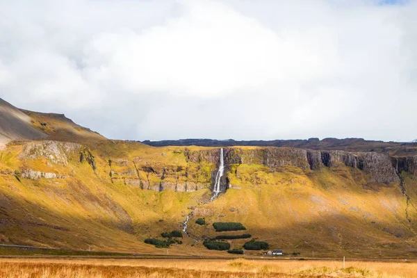 Wasserfall in Island im Herbst — Stockfoto