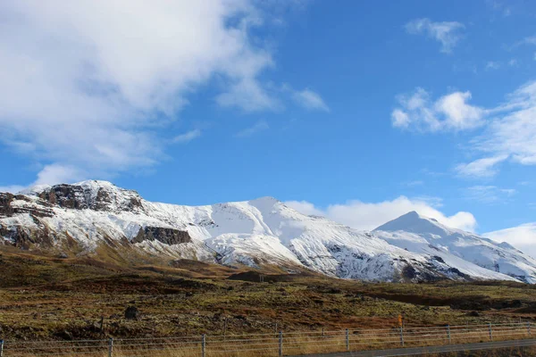 Montagne innevate in Hverir, Islanda — Foto Stock