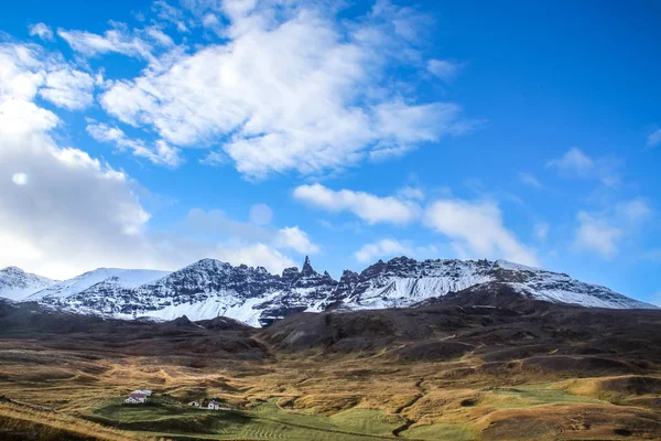 Montanhas cobertas de neve em Hverir, Islândia — Fotografia de Stock