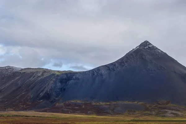 Black volcanic mountains in Iceland — Stok fotoğraf