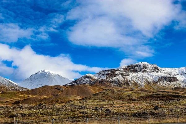 Montagne innevate in Hverir, Islanda — Foto Stock